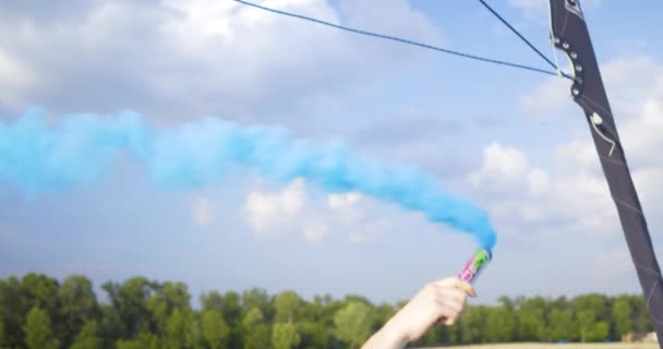 Chica danza con una bomba de humo — Vídeos de Stock