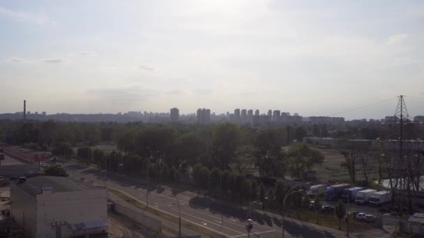 Vista de la ciudad desde el techo del aparcamiento — Vídeos de Stock