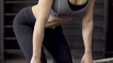 Kızlar Barbell yükseltmek