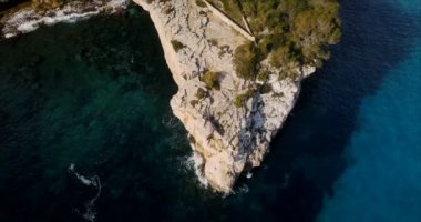 Mallorca, İspanya kıyıları yakınlarında bir yelkenli havadan görünümü