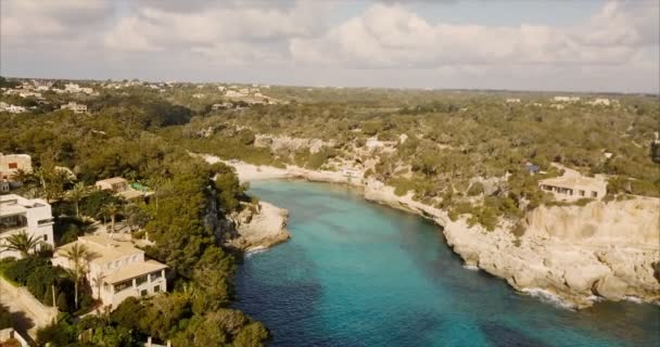 Veduta aerea di una barca a vela vicino alla costa di Maiorca, Spagna — Video Stock