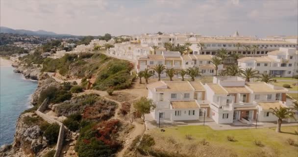 Vista aérea de un velero cerca de la costa de Mallorca, España — Vídeos de Stock