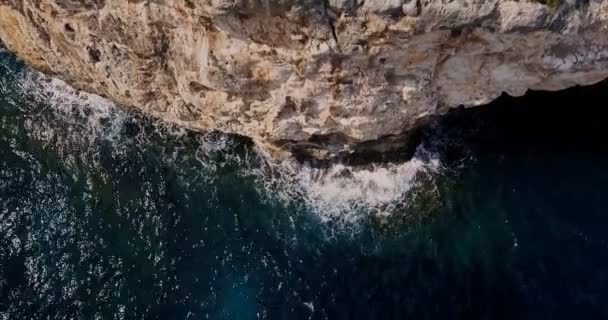 Vista aérea de un velero cerca de la costa de Mallorca, España — Vídeos de Stock