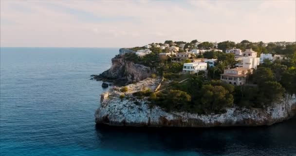 Luchtfoto van een zeilboot in de buurt van de kust van Mallorca, Spanje — Stockvideo