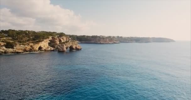 Vista aérea de um veleiro perto da costa de Maiorca, Espanha — Vídeo de Stock