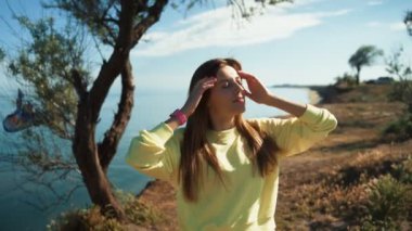 Deniz kenarında güneşlenen tatlı bir kız.