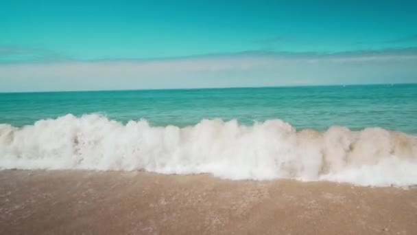 Larga ola oceánica, cielo azul, océano azul — Vídeo de stock