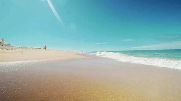 Olas azules en el océano, arena amarilla — Vídeos de Stock