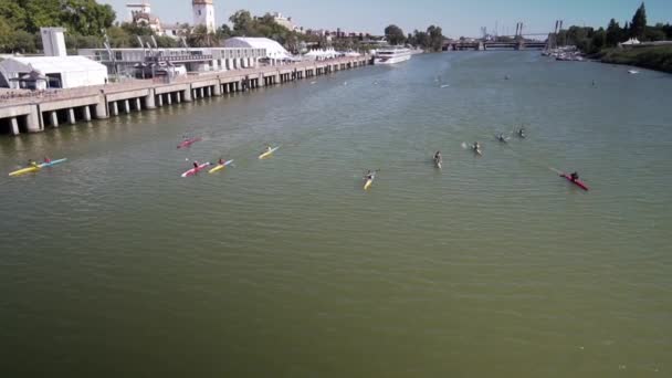 Kajakfahren auf einem Fluss in Spanien, Siville — Stockvideo