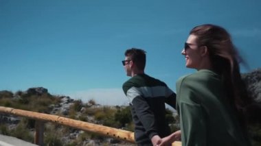 Birkaç tanesi yolda dağa doğru koşuyor. Sa Calobra, İspanya