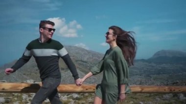 Güzel bir çift dağlara karşı koşar. Sa Calobra
