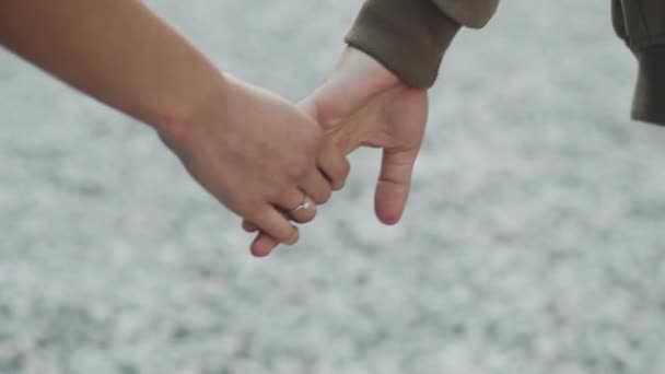 결혼반지에, 커플 이 손을 잡고. 열정적 인 태도 — 비디오