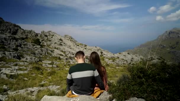 Time Lapse coppia si siede sullo sfondo di montagne e mare — Video Stock