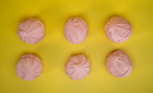 Sarı arka planda pembe lokum.