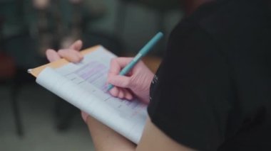 Düğün organizatörü. Kız bir deftere yazıyor.