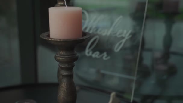 Una candela nel candylubre. Una targa con l'iscrizione Whisky Bar — Video Stock