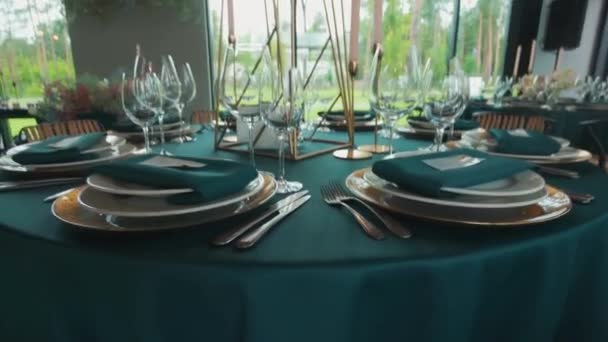 Hermosa decoración de mesa de boda . — Vídeos de Stock