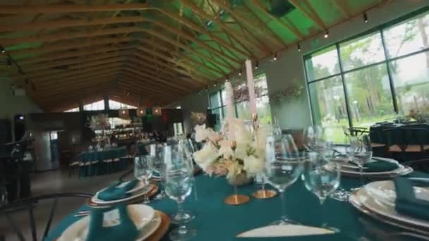 Linda decoração de mesa de casamento e salão . — Vídeo de Stock