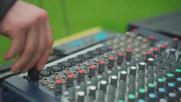 Mens ręka łączy kabel z pilotem DJ — Wideo stockowe