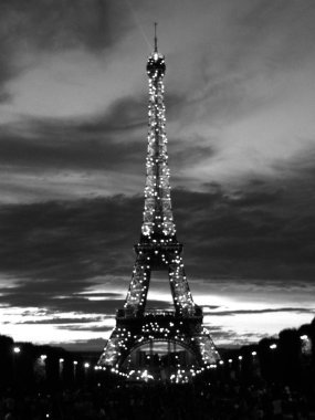 Eyfel Kulesi Köpüklü Soyut Bokeh Gece Manzarası. Güzel festival Paris City. Paris Mimarisi. Paris, Fransa'nın ikonik tarihi simgeleri. Seyahat Fotoğrafçılığı. Paris'e Seyahat.