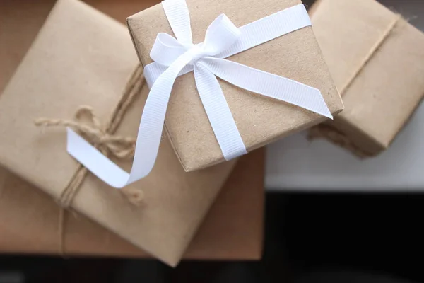 Kotak Hadiah Untuk Liburan Kotak Saat Ini Dibungkus Dengan Kertas Stok Foto