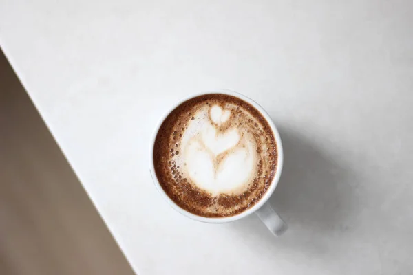 Kaffee Tasse Frisch Gebrühten Cappuccino Mit Tulpenlatte Kunst Eine Tasse — Stockfoto