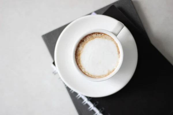 Kopi Satu Cangkir Cappuccino Yang Baru Diseduh Dengan Delicious Foam — Stok Foto