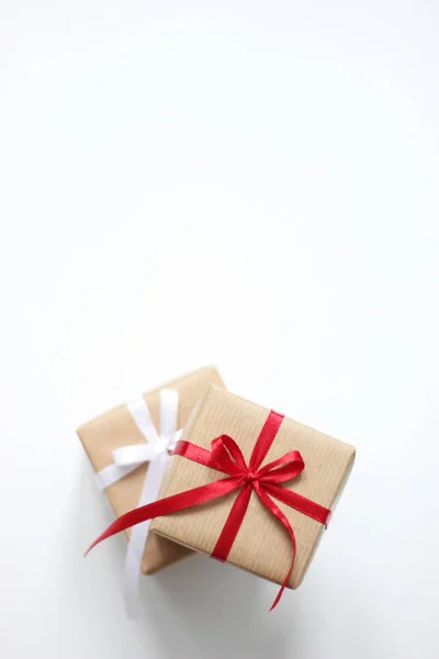 Подарункові Коробки Свята Подарунки Загорнуті Крафт Папір Прикрашені Білою Червоною — стокове фото