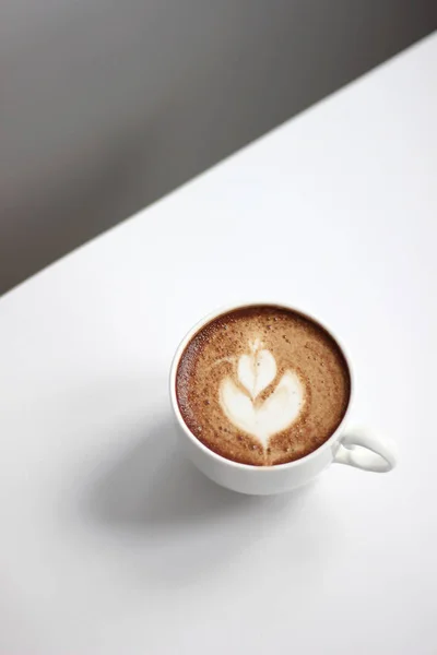 Kaffee Tasse Frisch Gebrühten Cappuccino Mit Tulpenlatte Kunst Eine Tasse — Stockfoto