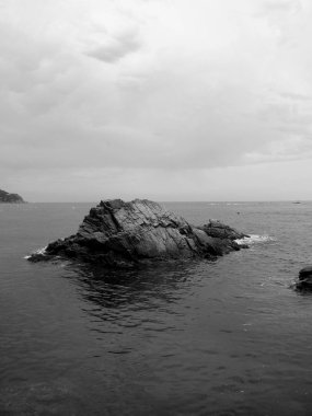 Akdeniz deniz manzaralı küçük bir kaya, Lloret de Mar, İspanya. İspanyolca yalı. Yaz Siyah ve beyaz seyahat fotoğrafçılığı.          