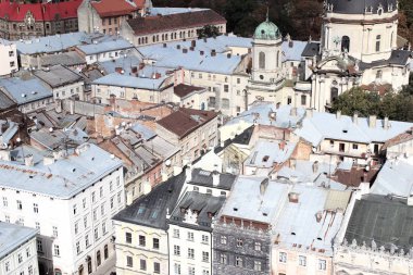 Lviv, Ukrayna. Güneşli bir gün, en iyi görünümü Lviv şehir bloklar. Tarihi merkezinin çatılarının Cityscape. Doğu Avrupa.