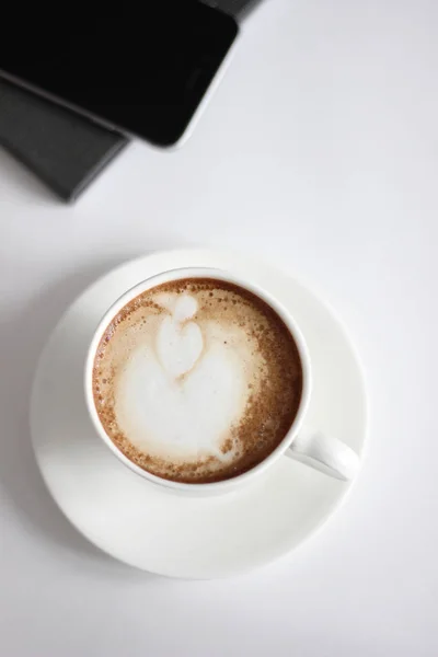 Kaffee Tasse Frisch Gebrühten Cappuccino Mit Tulpenlatte Kunst Eine Tasse — Stockfoto