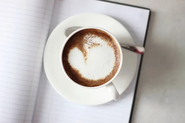 Cangkir Cappuccino Dengan Milk Foam Notebook Terbuka Kopi Pagi Penata — Stok Foto