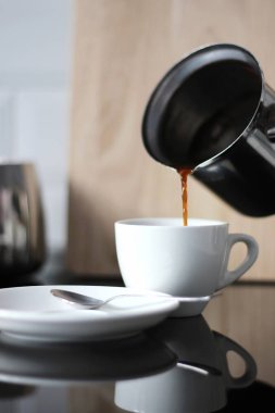 Kahve kahve pot dökme. Bira siyah kahve Cezve içinde. Mutfakta taze demlendi Espresso fincan. Çok az gıda Styling.
