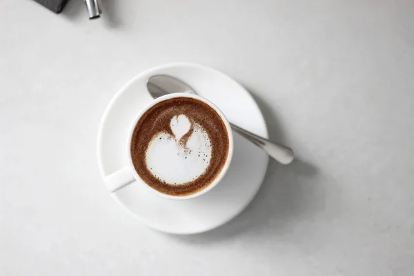 Café Taza Cappuccino Recién Hecho Con Arte Latte Tulipán Una —  Fotos de Stock