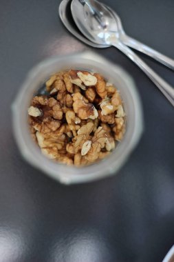 Ceviz. Üstten Görünüm organik ceviz cam kavanoz. Lezzetli fındık atıştırmak için. Sağlıklı antioksidan gıda. Gıda Styling.