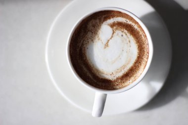Latte sanat. Lale latte sanat ile bir fincan Cappuccino da. Bir fincan kahve ile Delicious köpük beyaz arka plan üzerinde.