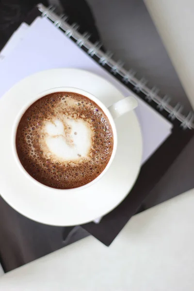 Kahve Lale Latte Sanat Ile Bir Fincan Cappuccino Bir Fincan — Stok fotoğraf