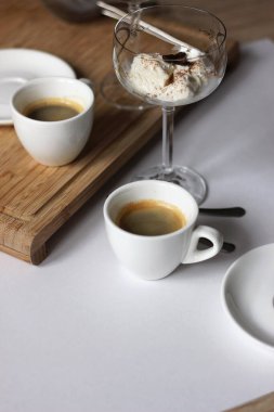 Ev yapımı kahve tatlısı. Bardakta Espresso ve Vanilyalı Dondurma..
