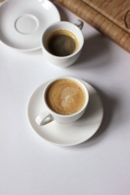 - Kahve. Taze Espresso ve Cappuccino. Üstü kahverengi köpüklü iki fincan kahve.. 