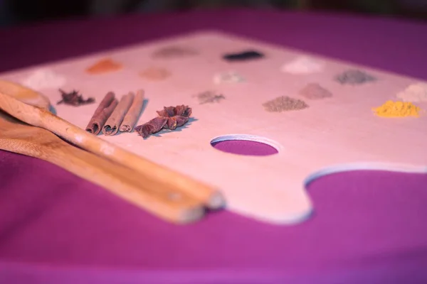 baharat ve baharat mutfak masasında