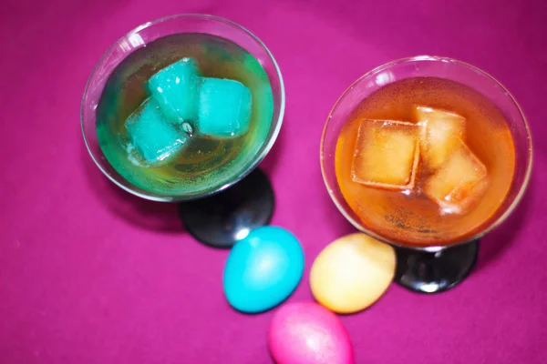 renkli buz kokteyller ve Paskalya yumurtaları