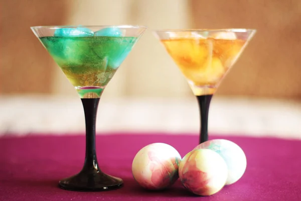 renkli buz kokteyller ve Paskalya yumurtaları