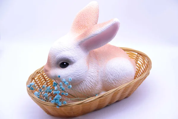 Paskalya tavşanı ve yumurta