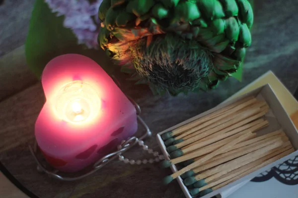 Naturaleza Muerta Con Una Vela Encendida Una Flor —  Fotos de Stock