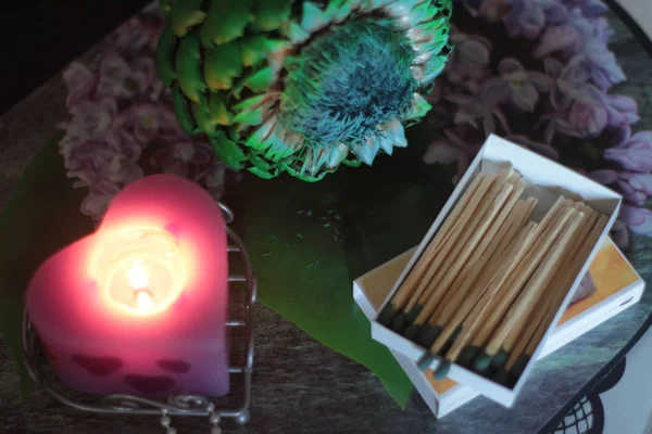 Naturaleza Muerta Con Una Vela Encendida Una Flor —  Fotos de Stock