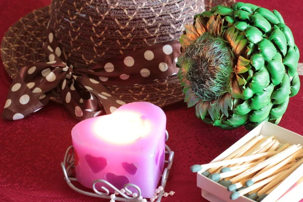 yanan bir mum ve bir çiçek ile natürmort