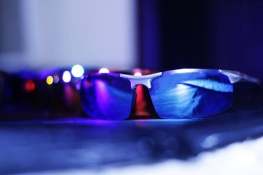 mavi arka plan üzerinde çok renkli güneş gözlüğü