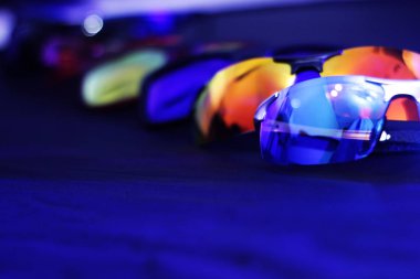 mavi arka plan üzerinde çok renkli güneş gözlüğü