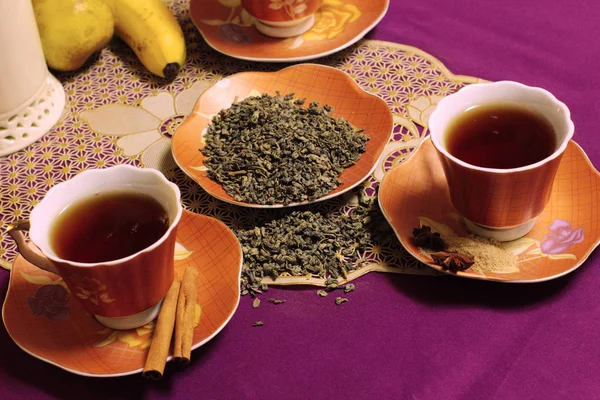 çay gevşek çay ve meyve iki bardak